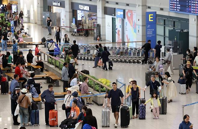 인천국제공항 1터미널 입국장이 인파로 붐비고 있다. 사진=최혁 기자