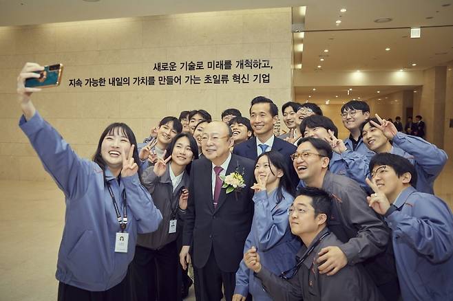 김승연 한화그룹 회장과 김동관 부회장이 2024년 3월 29일 한화에어로스페이스 대전 R&D 캠퍼스를 방문해 직원들과 기념촬영하고 있다. 사진=한화