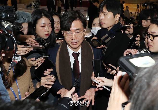 조경태 국민의힘 의원이 지난해 12월10일 국회 로텐더홀에서 의총 도중 나와 기자들의 질문에 답변하고 있다. 박민규 선임기자