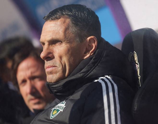 전북 현대 거스 포옛 감독이 30일 안양FC전을 지켜보고 있다. 프로축구연맹 제공