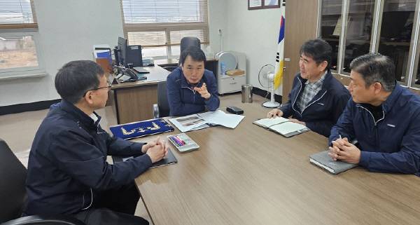 한국전기안전공사 남화영(왼쪽 두번째) 사장과 관계자들이 지난 28일 산불 피해지역 주민 지원 방안을 논의하고 있다. 전기안전공사 제공