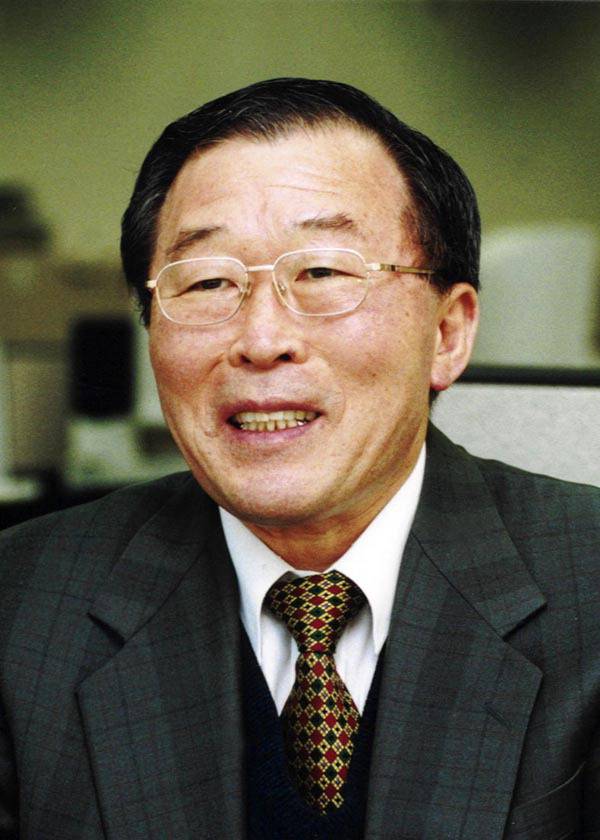 단편소설집 ‘수탉이여 영원하라’를 펴낸 신태범 작가. 전망 제공