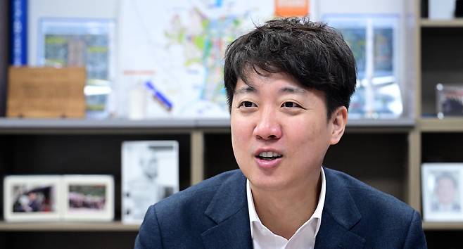 Lee attributed the rise in anti-China sentiments among young South Koreans to two major events -- Beijing's reaction to Seoul's deployment of defensive anti-ballistic missile system, and its crackdown on Hong Kong. (Lee Sang-sub/The Korea Herald)