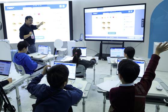 Students attend a class at the 2024 Korea Educational Innovation Expo at the Korea International Exhibition Center in Goyang, Gyeonggi, on Dec. 13, 2024. [YONHAP]
