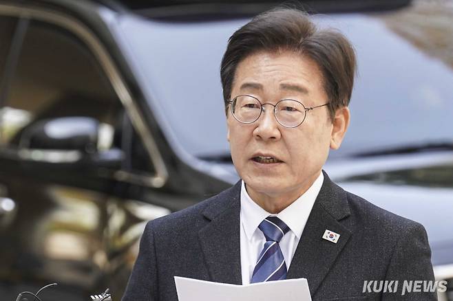 이재명 더불어민주당 대표가 지난해 4월 서울중앙지방법원에서 열리는 ‘대장동·성남FC·백현동’ 배임·뇌물 의혹 관련 공판에 출석 전 기자회견을 열고 발언하고 있다. 쿠키뉴스 자료사진