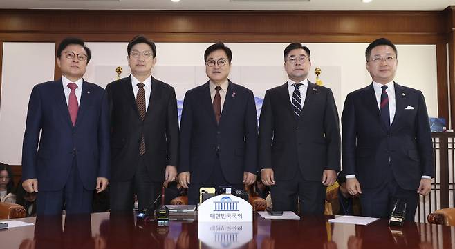 우원식 국회의장(가운데)과 권성동 국민의힘 원내대표, 박찬대 더불어민주당 원내대표가 31일 서울 여의도 국회에서 열린 의장 주재 여야 원내대표 회동에서 기념 촬영하고 있다. 연합뉴스