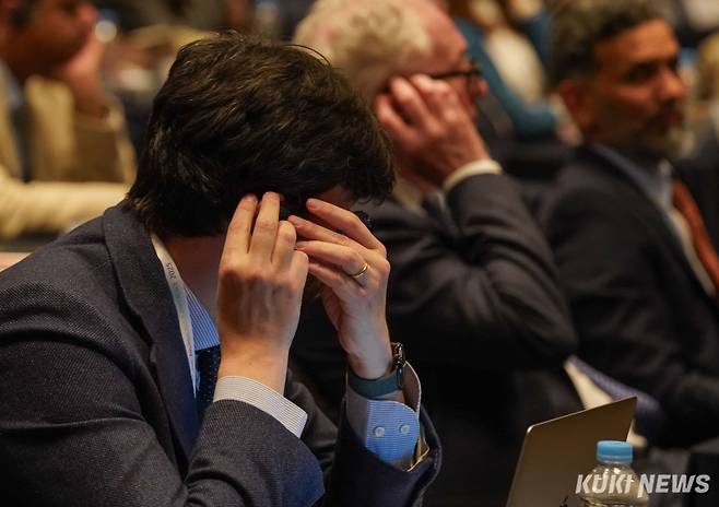 세계 각국의 기자들이 31일 서울 중구 프레스센터에서 열린 '2025 세계기자대회'에 참석해 동시통역 장비를 착용하고 있다.