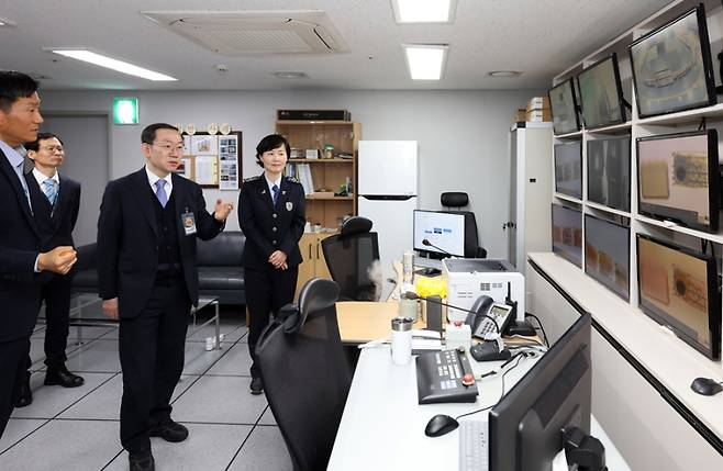 31일 제주세관 X-Ray판독실을 찾아가 현장을 살피고 직원을 격려하는 이명구 관세청 차장. 관세청