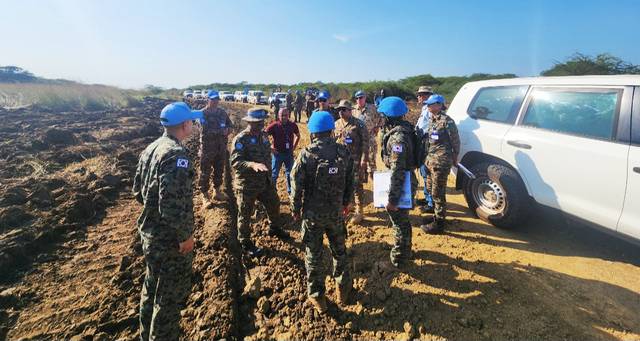 한빛부대장이 유엔남수단임무단과 작전 현장을 확인하는 모습. 한빛부대 파병은 31일로 12주년을 맞는다. 합참 제공