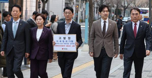 국민의힘 주진우(가운데) 법률자문위원장이 서지영·최은석 등 동료 의원들과 함께 31일 서울 종로구 서울경찰청에 이재명 더불어민주당 대표와 방송인 김어준씨 등 72명에 대한 내란음모 혐의 고발장을 제출하기 위해 이동하고 있다. 뉴시스