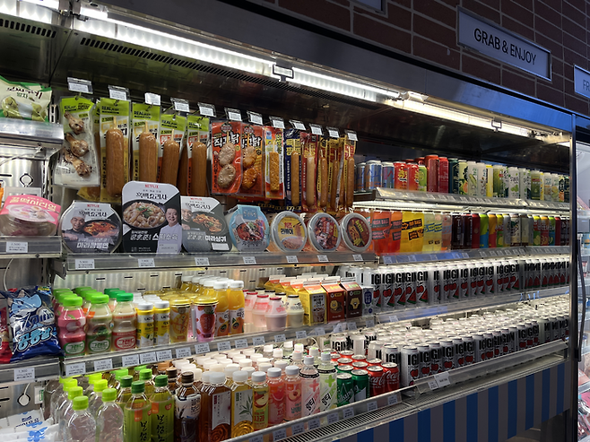 비바리퍼블리카(토스)와 GS25편의점이 얼굴결제 서비스인 ‘페이스페이’를 체험해볼 수 있는 공간을 서울 광진구 성수동에 위치한 ‘도어투성수’에 마련했다. 이곳에서는 일반 편의점처럼 각종 음료와 간편식품이 판매되고 있어 페이스페이로 결제할 수 있다. <박나은 기자>