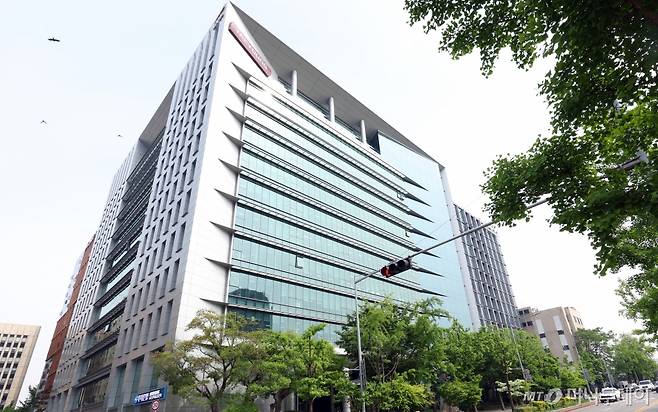 (서울=뉴스1) 김명섭 기자 = 태영건설 채권단이 30일 태영건설의 경영 정상화를 위한 기업 개선 계획 개시 여부를 결정한다.  주채권은행인 산업은행은 이날 제3차 금융채권자협의회를 통해 태영건설의 기업 개선 계획 이행를 위한 투표를 진행한다. 75% 이상 동의를 얻어야 기업 개선 계획을 이행할 수 있다. 서면 결의 방식으로 제출 마감 시한은 자정까지다. 이날 저녁 무렵에는 투표 결과 윤곽이 나올 것으로 예상된다. 사진은 이날 서울 여의도 태영건설 본사 모습. 2024.4.30/뉴스1  Copyright (C) 뉴스1. All rights reserved. 무단 전재 및 재배포,  AI학습 이용 금지. /사진=(서울=뉴스1) 김명섭 기자