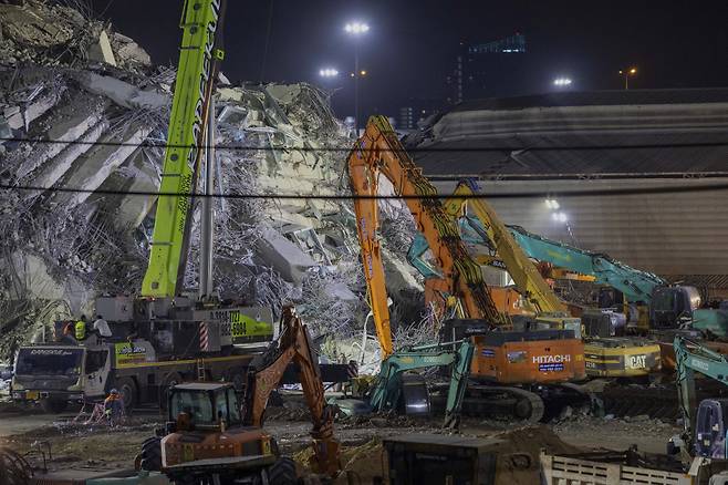 30일(현지시간) 태국 방콕 고층 건물 붕괴 현장에서 구조대가 실종자 수색 작업을 하고 있다. /AP=뉴시스