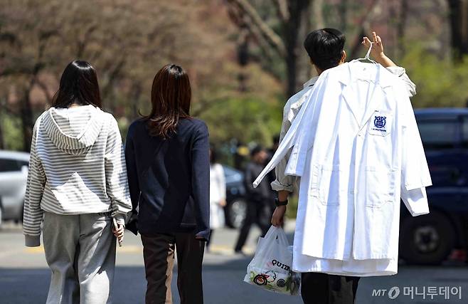 [서울=뉴시스] 김근수 기자 = 정부가 정한 전국 대다수 의대가 등록을 마감하는 가운데 31일 서울 시내의 한 의과대학에서 의대생들이 이동하고 있다. 2025.03.31. ks@newsis.com /사진=김근수