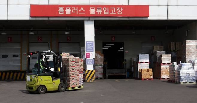 [서울=뉴시스] 홍효식 기자 = 기업회생 절차에 들어간 홈플러스가 할인행사를 이어가며 정상화를 위해 애쓰는 가운데 일부 식품업체의 납품에 차질이 생기고 있다. 업계에 따르면 서울우유는 어제(20일)부터 홈플러스에 납품을 잠정 중단하기로 했다.  사진은 21일 서울 시내 한 홈플러스 물류입고장. 2025.03.21. yesphoto@newsis.com /사진=홍효식