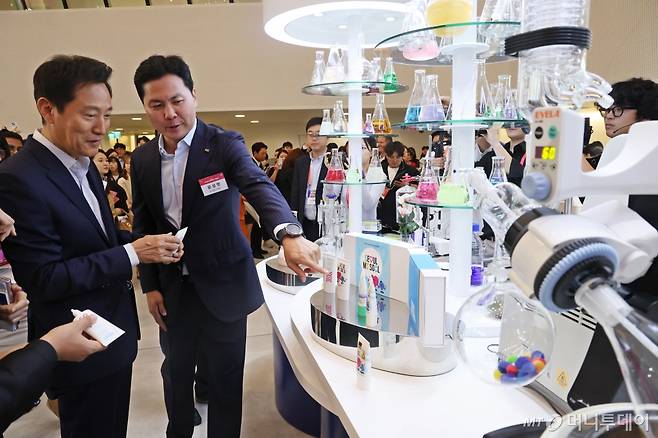 오세훈 서울시장이 지난해 10월 1일 서울 중구 동대문디자인플라자(DDP)에서 열린 '2024 서울뷰티위크' 개막식에서 윤상현 한국콜마 부회장의 설명을 듣고 있다. /사진=뉴스1