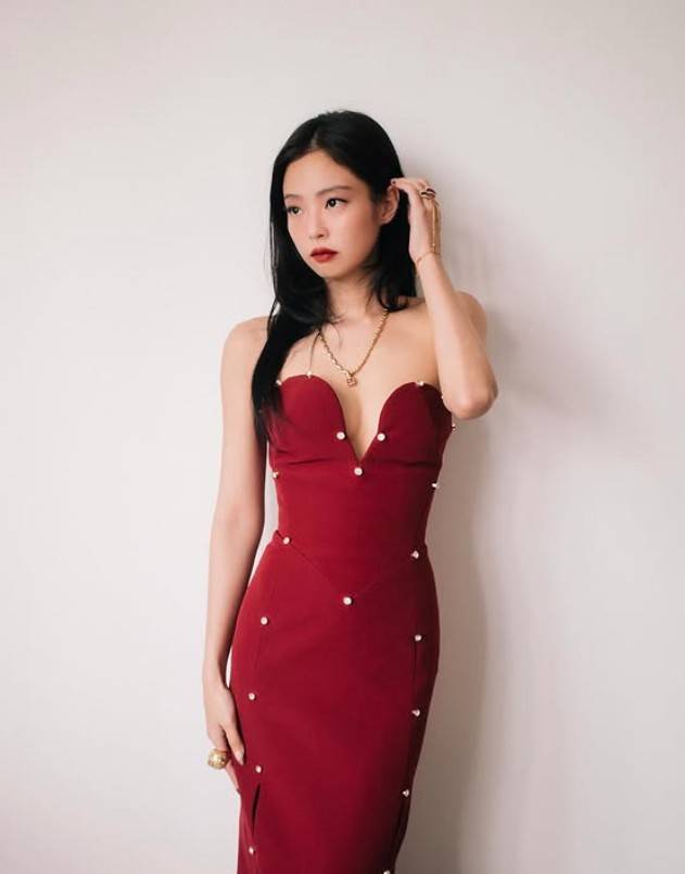 그룹 블랙핑크 제니가 파격적인 의상을 선보였다./사진=제니 스타그램