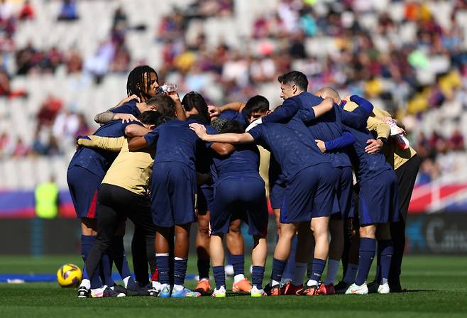 FC바르셀로나가 이틀 만에 치뤄진 지로나FC와의 경기에서 4-1 대승을 거뒀다. 지난 30일(한국시각) 스페인 바르셀로나 에스타디 올림픽 루이스 콤파니스에서 열린 FC바르셀로나와 지로나FC의 경기를 앞두고 결의를 다지는 바르셀로나 선수단의 모습. /사진=로이터