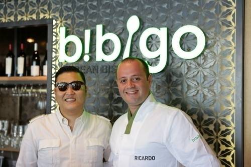 CJ제일제당은 2013년 싸이와 손잡고 美 LA에서 ‘싸이고비비고’ 캠페인을 전개했다. 사진은 가수 싸이와 전속셰프 요리사 히카르도 카푸치