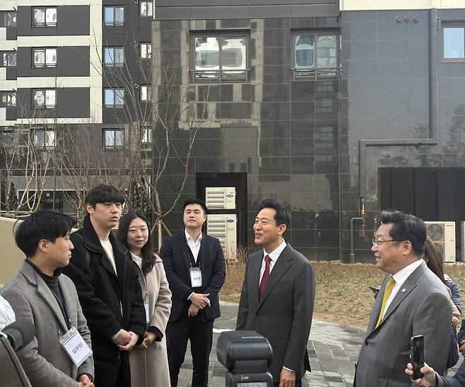 오세훈(왼쪽 두 번째) 서울시장과 주형환(맨 왼쪽) 저출산고령사회위원회 부위원장이 31일 서울 광진구 자양동 ‘롯데캐슬 이스트폴’을 방문해 ‘미리내집’에 입주하는 신혼부부 4쌍과 이야기를 나누고 있다. 정주원 기자