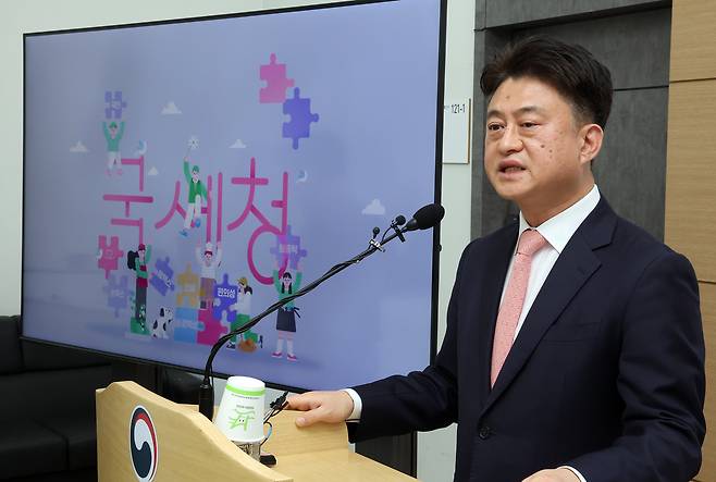 국세청 이성진 정보화관리관이 31일 정부세종청사 국세청 기자실에서 편리하고 정확하고 수수료 부담 없는 종합소득세 환급 서비스 ‘원클릭’을 설명하고 있다.［연합］