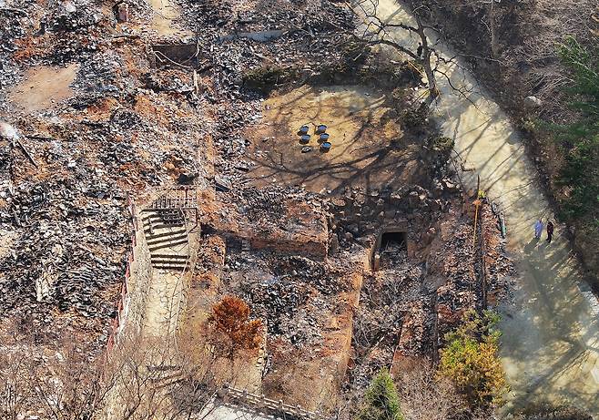 지난 29일 경북 의성군 단촌면 고운사 일부가 산불에 폐허가 돼 있다.[연합]