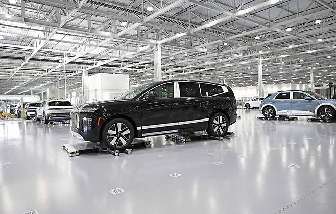 [엘라벨(미 조지아)=뉴시스] 현대차그룹 메타플랜트 아메리카(HMGMA) 의장 공장에서 완성된 차량들이 무인 주차 로봇에 실려 이동하는 모습. (사진=현대차그룹 제공) 2025.03.30 photo@newsis.com *재판매 및 DB 금지