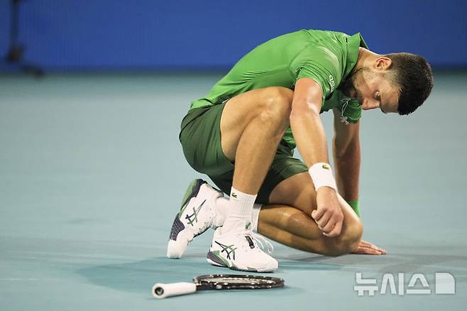 [마이애미가든=AP/뉴시스] 노바크 조코비치(5위·세르비아)가 30일(현지 시간) 미 플로리다주 마이애미가든에서 열린 남자프로테니스(ATP) 마이애미 오픈 단식 결승전에서 야쿱 멘식(54위·체코)과 경기 중 넘어져 일어나고 있다. 조코비치가 19세 멘식에게 0-2(6-7 6-7)로 완패하고 투어 레벨 통산 100승 기록 달성에 실패했다. 2025.03.31.