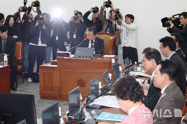 [서울=뉴시스] 권창회 기자 = 31일 서울 여의도 국회에서 열린 법제사법위원회 전체회의에서 정청래 법사위원장이 의사봉을 두드리고 있다. 2025.03.31. kch0523@newsis.com