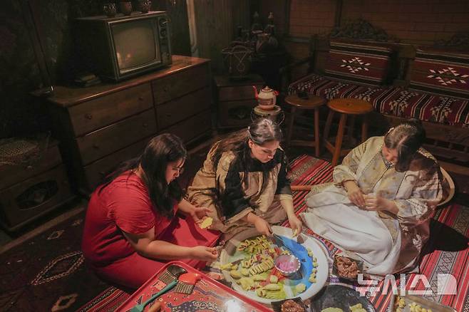 [바스라=AP/뉴시스] 30일(현지 시간) 이라크 바스라에서 한 무슬림 가족이 라마단 성월의 끝을 알리는 이드 알피트르를 맞아 음식을 만들고 있다. 2025.03.31.