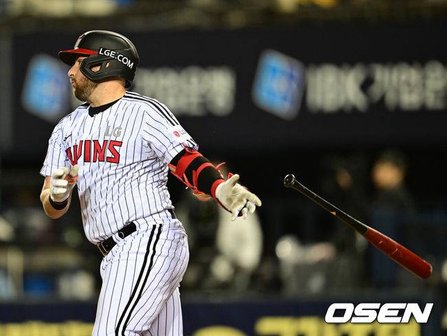 [OSEN=잠실, 김성락 기자] 25일 서울 잠실야구장에서 2025 신한 SOL Bank KBO리그 LG 트윈스와 한화 이글스의 경기가 열렸다.홈팀인 LG 트윈스는 에르난데스를 선발로, 원정팀 한화 이글스는 류현진을 선발로 내세웠다.8회말 무사 만루 엘지 오스틴이 1타점 적시타를 날리고 있다. 2025.03.25 / ksl0919@osen.co.kr