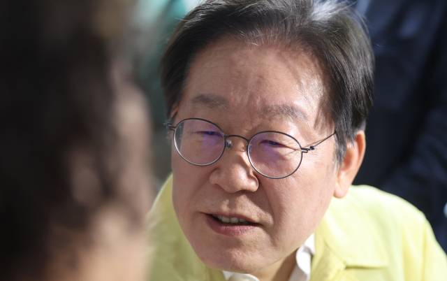 ▲더불어민주당 이재명 대표가 28일 오후 경남 산청군 시천면 산청 화재 이재민 대피소인 한국선비문화연구원을 찾아 이재민 말을 경청하고 있다. ⓒ연합뉴스