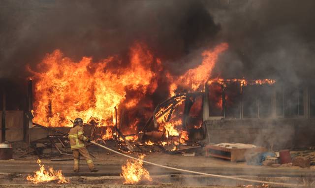 ▲경북 의성군 산불 발생 나흘째인 25일 의성군 단촌면 하화1리에 산불 불씨로 인한 화재가 발생한 가운데 소방대원이 불을 끄기 위해 소방호스를 끌고 있다. ⓒ 연합뉴스