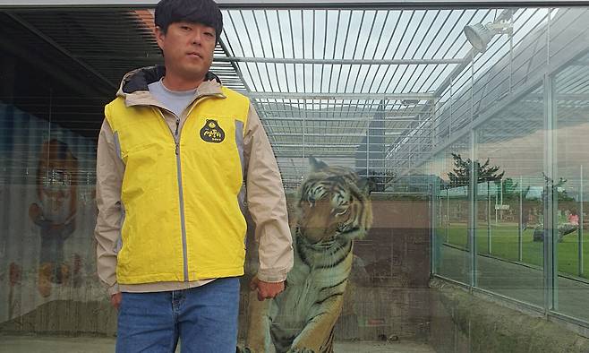 남우성씨가 쌍둥이 동물농장에서 사육하는 호랑이와 사진을 찍고 있다. 남우성씨 제공