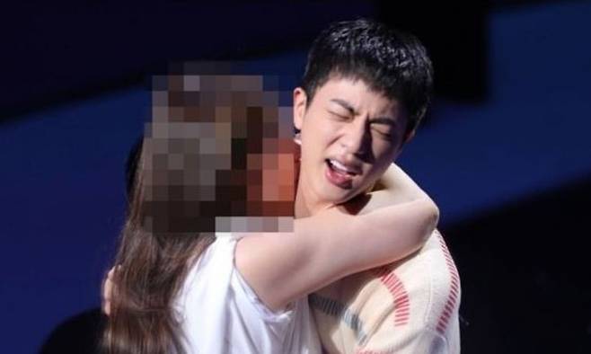 방탄소년단 진에게 기습뽀뽀하는 일본인 여성의 모습. X(구 트위터) 캡처