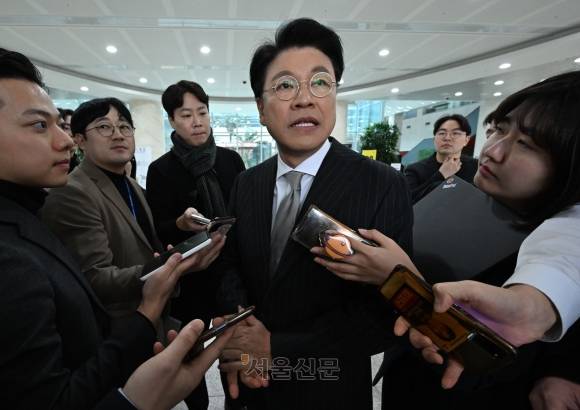 장제원 국민의힘 의원이 2023년 12월 국회에서 22대 총선 불출마 선언 기자회견을 마친 뒤 취재진의 질문에 답변하고 있다.2023.12.12안주영 전문기자