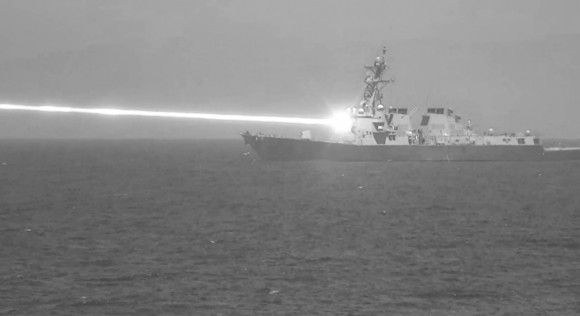 미 해군이 구축함 USS 프레블에서 HELIOS 시스템을 사용해 드론 요격 훈련을 하고 있다. 출처=미 국방부 시험평가국