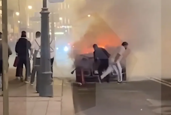 현지시간으로 29일 밤 러시아 모스크바 크렘린궁 인근의 연방보안국 청사 앞 도로에 주차돼 있던 리무진 차량인 ‘아우루스 세나트’가 불길에 휩싸였다. 텔레그램 채널 바자 제공