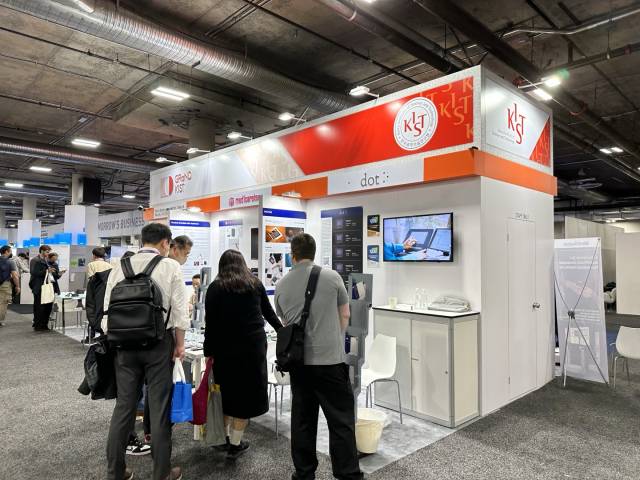 2023년 미국 라스베이거스에서 열린 세계 최대 IT박람회인 CES 2023의 ‘닷’ 부스에서 관람객들이 닷의 기술을 확인하고 있다. /라스베이거스=정혜진기자