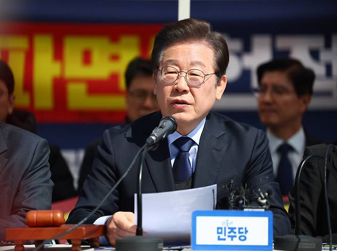 이재명 더불어민주당 대표가 31일 서울 종로구 광화문 앞 더불어민주당 천막당사에서 열린 최고위원회의에서 발언하고 있다. ⓒ연합뉴스