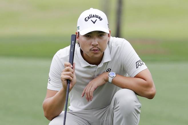 이민우가 31일 끝난 PGA 투어 휴스턴 오픈 마지막 날 8번 홀에서 퍼팅라인을 보고 있다. 이민우는 이 홀에서 티샷을 관목 밑으로 보냈지만, 퍼팅에 성공하며 파를 기록했다. 이민우는 우승으로 상금 171만 달러(약 25억1000만원)를 손에 넣었다. 휴스턴(미국) ㅣ AP 뉴시스