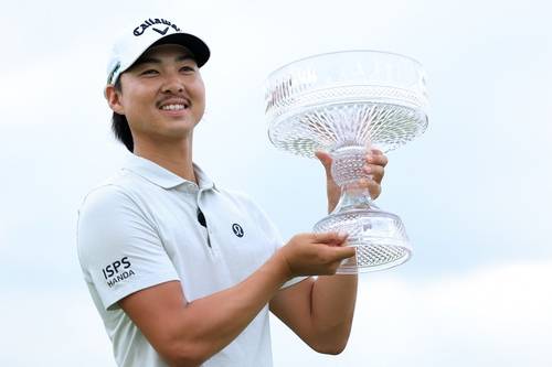 이민우가 31일(한국시간) 미국 텍사스주 휴스턴의 메모리얼 파크 골프코스에서 열린 PGA투어 텍사스 칠드런스 휴스턴오픈에서 우승한 뒤 우승컵을 들어올리고 있다. AFP연합뉴스