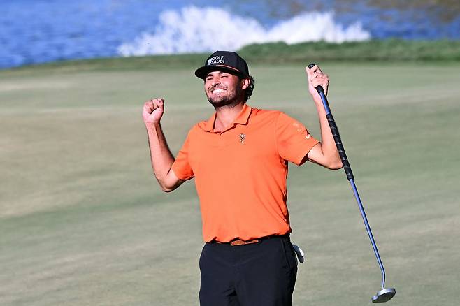 유제니오 차카라가 지난 30일 인도 뉴델리의 DLF 골프&컨트리클럽에서 열린 DP월드투어 히어로 인디언 오픈에서 1타차 우승을 차지한 뒤 두 팔을 치켜들며 감회어린 표정을 짓고 있다. 뉴델리｜AFP연합뉴스