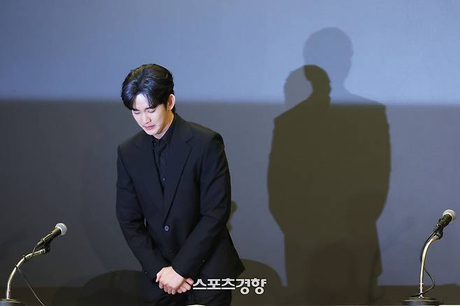 미성년자 교제 의혹을 받고 있는 배우 김수현이 31일 서울 마포구 스탠포드 호텔에서 고 김새론씨와 관계 등 논란에 대해 고개 숙이고 있다. 2025.03.31 한수빈 기자