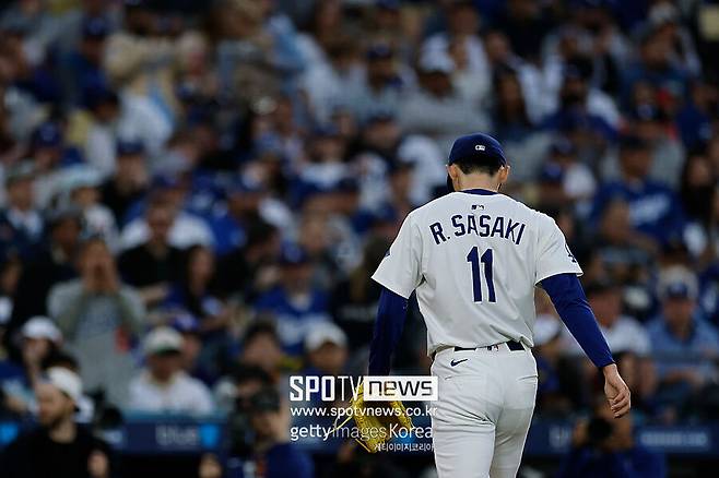 ▲ 다저스타디움 데뷔전에서 2회 만에 마운드를 내려온 사사키 로키.