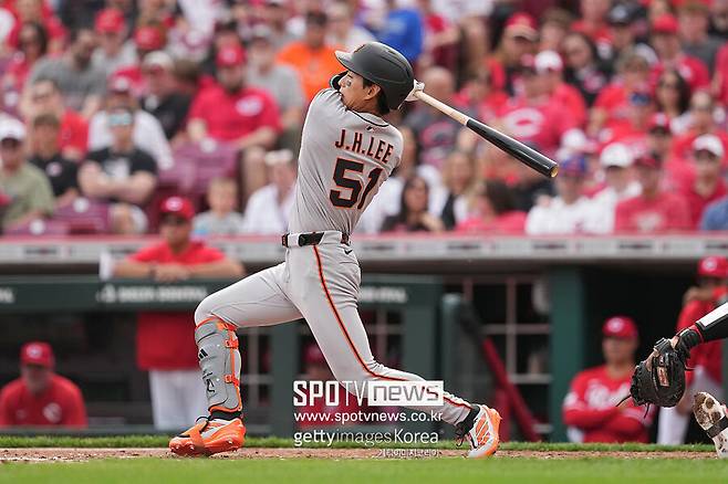 ▲ 샌프란시스코 자이언츠 한국인 메이저리거 이정후가 신시내티 레즈와의 개막 시리즈 마지막 경기에서 시즌 첫 2루타와 멀티히트를 가동하며 물오른 타격감을 자랑했다. 샌프란시스코도 개막 시리즈를 2승 1패로 마무리하며 기분 좋게 출발했다.