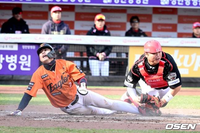 한화 심우준(왼쪽)이 30일 대전 KIA전 7회말 1사 2, 3루에서 플로리얼의 투수 앞 땅볼 타구 때 홈까지 파고들어 득점에 성공하고 있다.