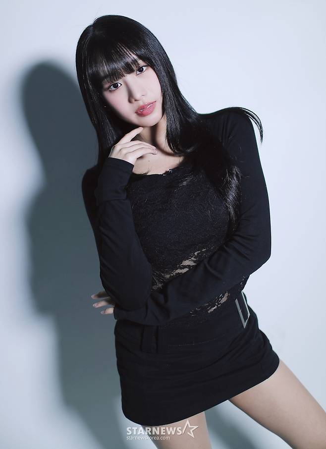 걸그룹 키스오브라이프(KISS OF LIFE)가 서울 종로구 스타뉴스 사옥에서 진행된 '제9회 아시아 아티스트 어워즈'(The 9th Asia Artist Awards, 이하 'AAA 2024') 수상 인터뷰에 앞서 포즈를 취하고 있다.  키스오브라이프는 'AAA 2024'에서 'AAA 베스트 아티스트', 'AAA 베스트 뮤지션' 상을 수상했다.  키스오브라이프는 지난 2023년 7월 데뷔한 다국적 소속 4인조 걸그룹이다. 이들은 '쉿(Shhh)', 'Bad News', 'Nobody Knows' 등을 발표하며 초고속 컴백을 이어오다가 지난해 'Midas Touch'와 'Sticky'에서 빌보드 글로벌 200 차트까지 접수하며 대중적인 반응이 터졌고, 그해 '워터밤' 무대에서의 시원시원한 퍼포먼스가 화제가 돼 '대세 걸그룹' 반열에 올랐다. /사진=김창현 chmt@