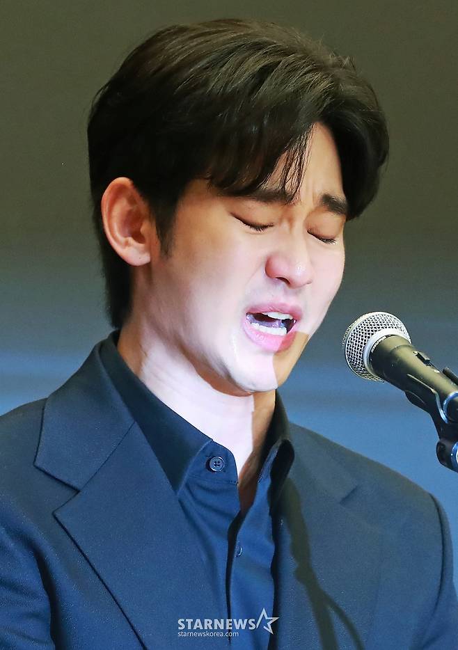 배우 김수현이 31일 오후 서울 마포구 상암동 스탠포드호텔에서 진행된 기자회견에서 최근 불거진 사생활 논란에 대해 밝히고 있다. /2025.03.31 /사진=이동훈 photoguy@