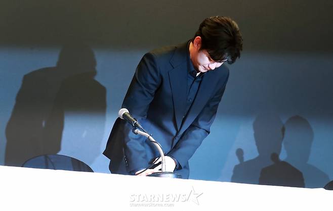 배우 김수현이 31일 오후 서울 마포구 상암동 스탠포드호텔에서 진행된 기자회견에서 최근 불거진 사생활 논란에 대해 밝히고 있다. /2025.03.31 /사진=이동훈 photoguy@